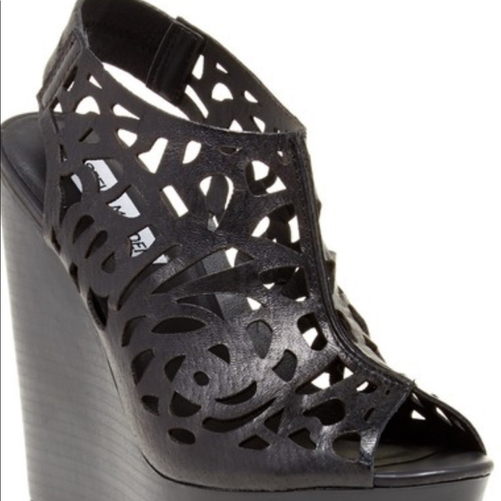 Peep toe - Exposed seam up vamp